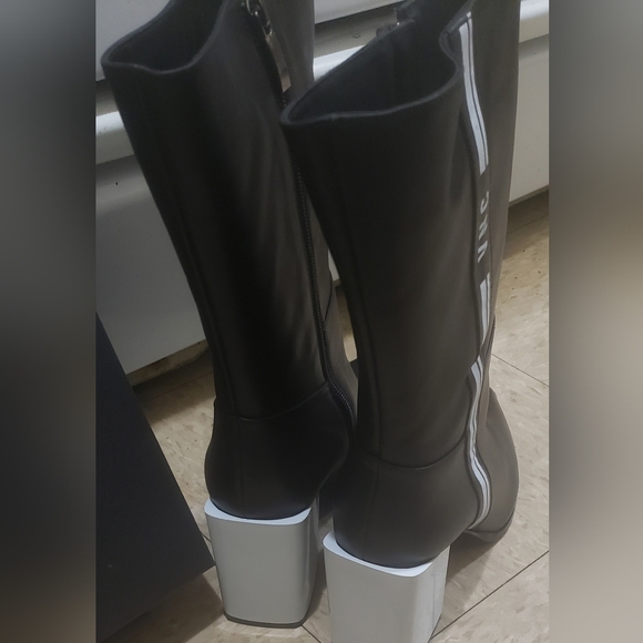 Boot - Picture 3 of 4